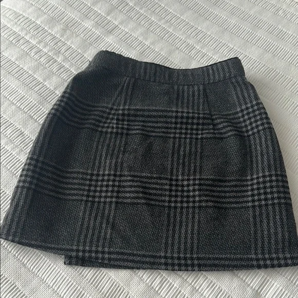 A&F Black Plaid Skirt - Picture 4 of 5